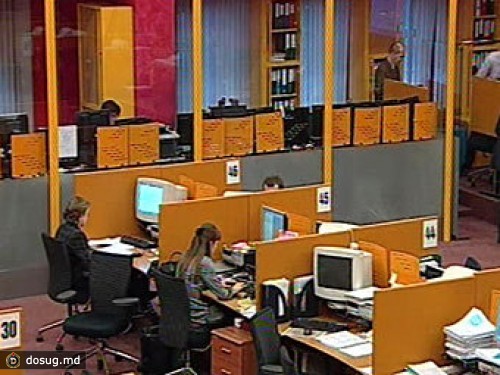 Курс евро упал ниже 41 рубля впервые с лета