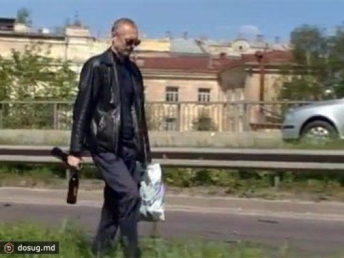 Латвийский телевизионщик попался на краже пива из разбитой фуры