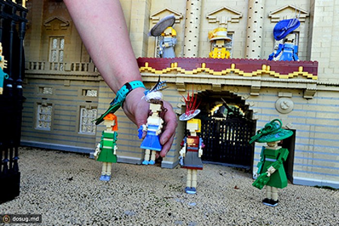 Lego-фигурки британской королевской семьи обзавелись шляпками к скачкам
