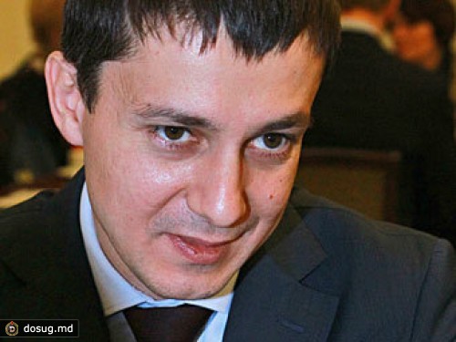 Лидер "России молодой" со скандалом ушел из Общественной палаты