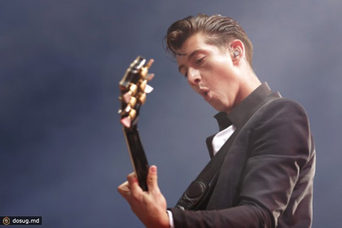 Лидер Arctic Monkeys решил перестать играть на гитаре