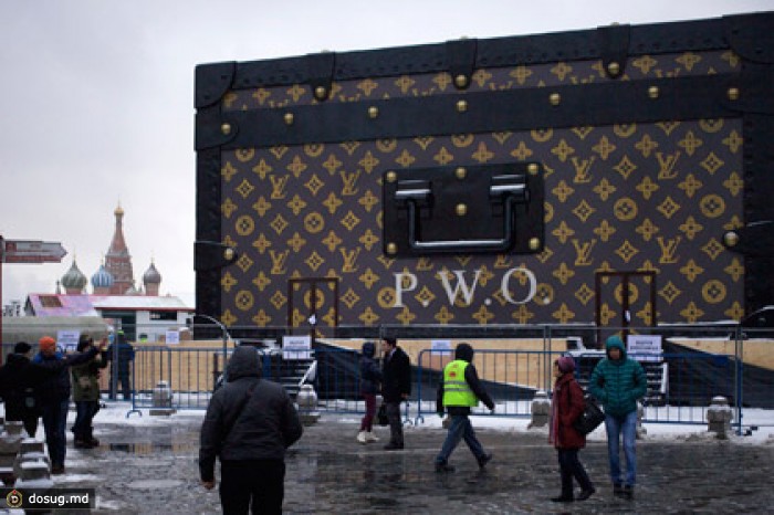 Louis Vuitton оштрафовали за чемодан на Красной площади