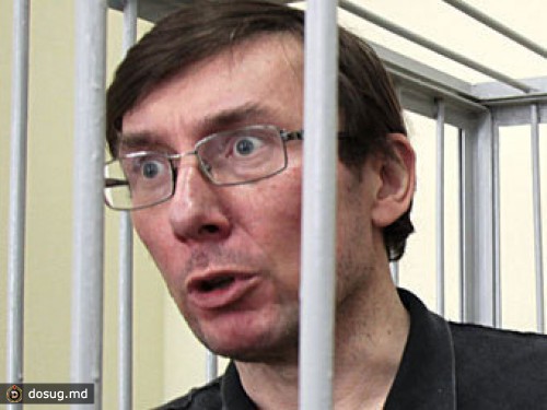Луценко в суде попросил заклеить ему глаза и рот скотчем