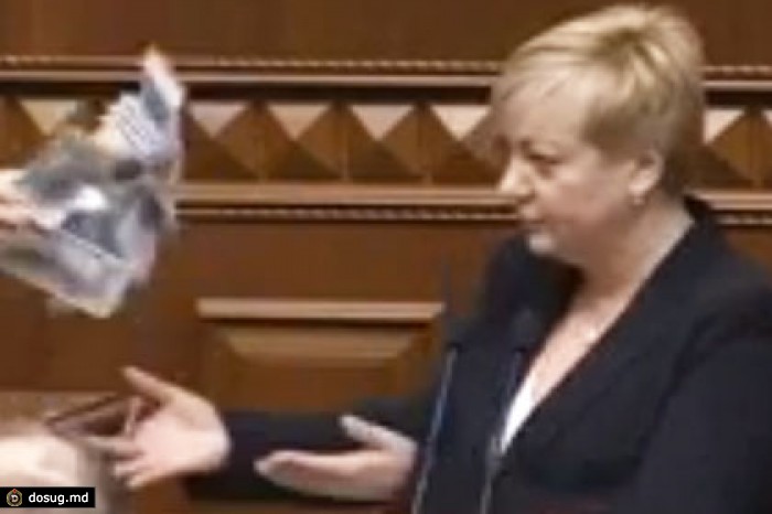 Ляшко забросал главу Нацбанка Украины долларами