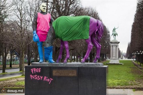 МИД РФ направил Франции ноту из-за переодетого в Pussy Riot памятника