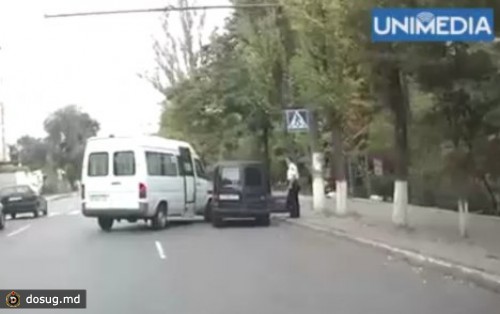 
 Маршрутка чуть не задавила полицейского
