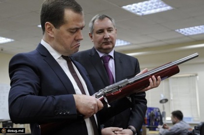 Медведев поручил Рогозину решить вопрос с зарплатами строителей Восточного