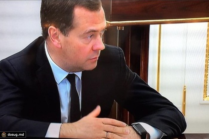 Медведев появился на совещании у Путина в часах Apple Watch