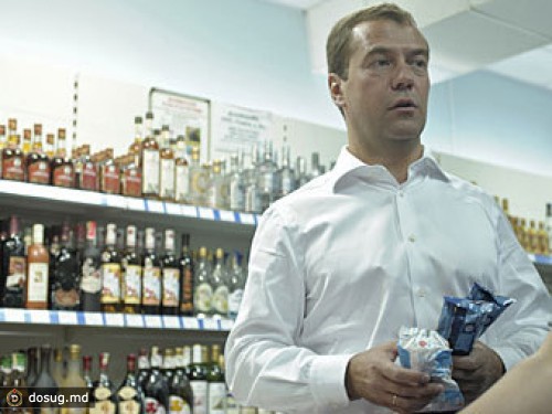 Медведев предложил лишать магазины лицензий за продажу алкоголя детям