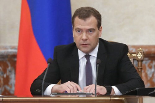 Медведев пригрозил школьникам отменой итогов ЕГЭ