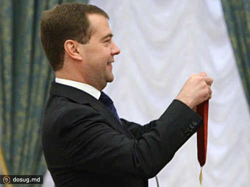 Медведев учредил недорогой знак власти и медаль с пеликаном