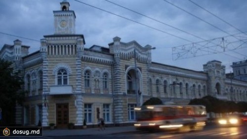 Мэр Кишинева отзовет лицензию фирмы-владельца скандальных панно с портретами судей