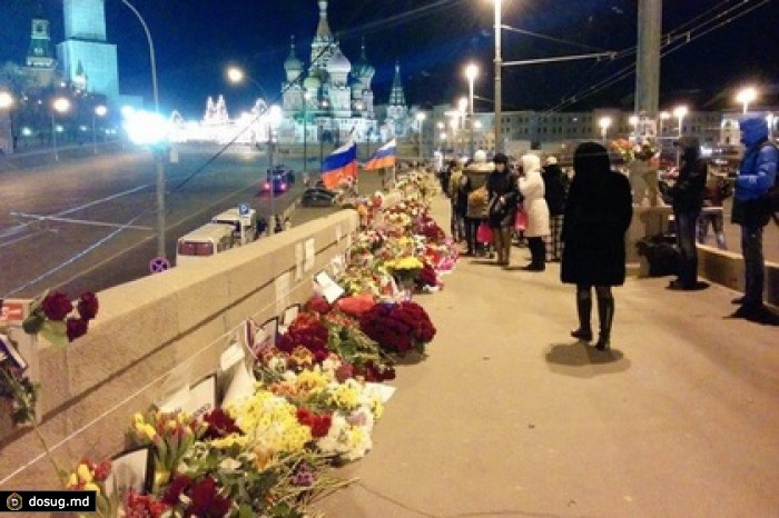 Мэрия объяснила уборку места убийства Немцова