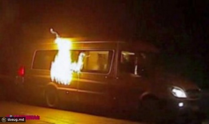Микроавтобус с гражданами Молдовы остановили с применением коктейля Молотова неподалеку от Киева