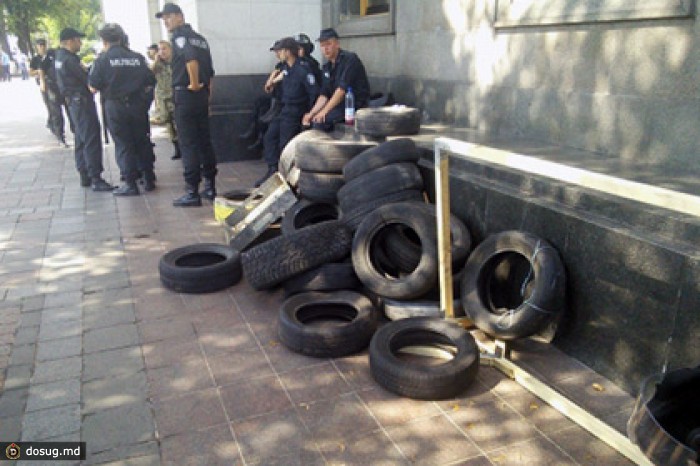 Митинг на Майдане перерос в драку за шины