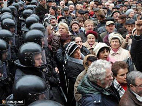 Митингующие снова снесли забор Верховной Рады