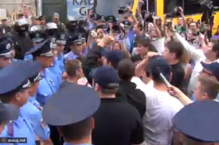 Митингующие у консульства РФ в Одессе потребовали снять российский флаг