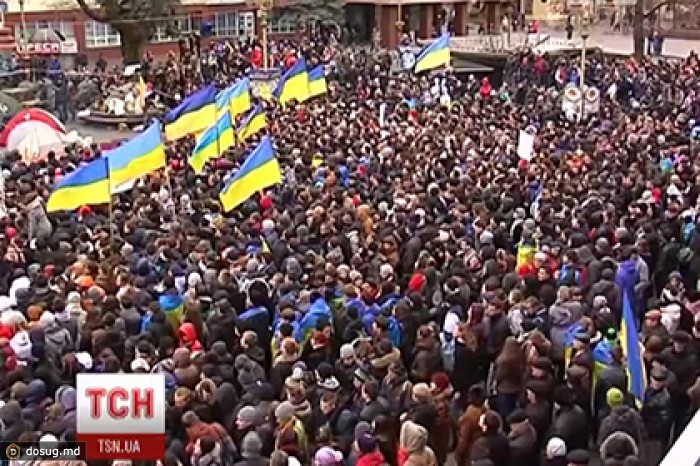 Митингующие ворвались в администрацию Ивано-Франковской области