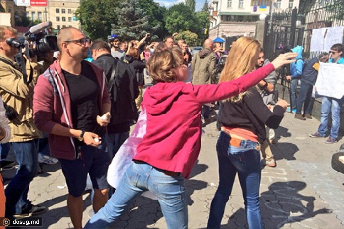 Митингующие заблокировали российское посольство в Киеве