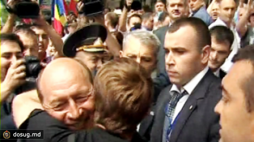 Молдаване фотографировались с Бэсеску, дарили ему цветы и пожимали руки