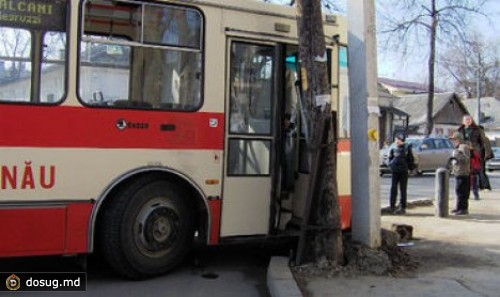 Молодой человек впал в кому, после того как его сбил троллейбус