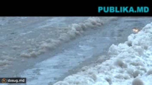 Мороз прорывает трубы: на столичной улице Бернардацци вода течет второй день