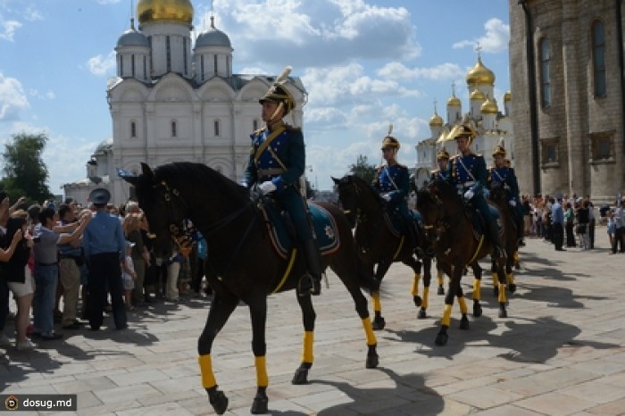 Московская жара привела к отмене развода караулов в Кремле