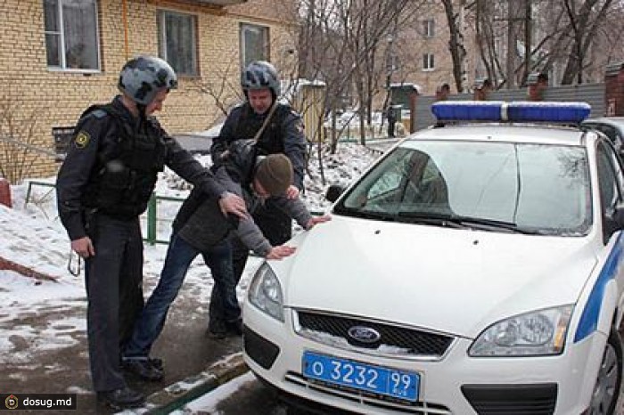 Московский полицейский ранил мужчину с макетом автомата