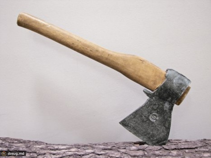 Мужчина попытался совершить самоубийство, ударив себя топором по голове