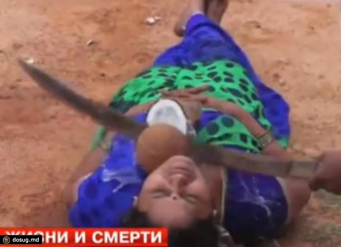 Мужчина разрубил мачете кокос, лежащий на шее у жены. ВИДЕО