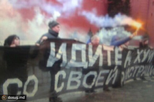 На Красной площади развернули матерный баннер против закона о прописке