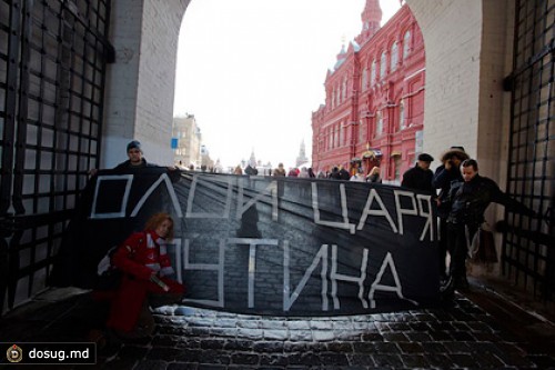 На Красной площади задержали оппозиционеров с баннером «Долой царя Путина»