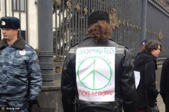На антивоенном митинге в Москве начались задержания
