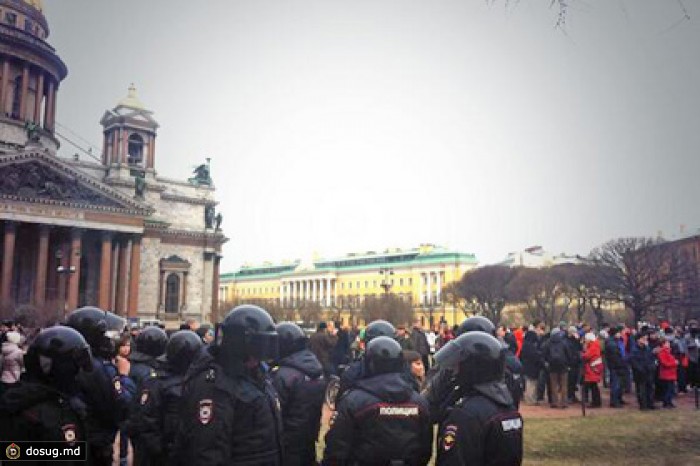 На антивоенном митинге в Петербурге задержали более 20 человек