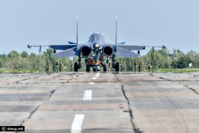 На авиабазе под Воронежем при посадке опрокинулся бомбардировщик Су-34
