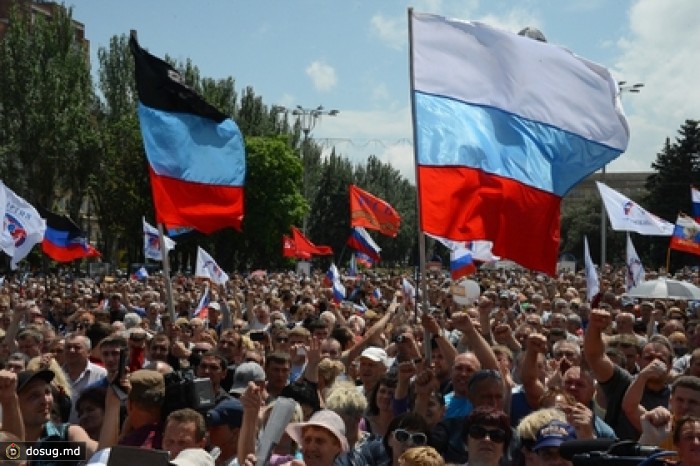 На донецком митинге собравшиеся растоптали конфеты Roshen