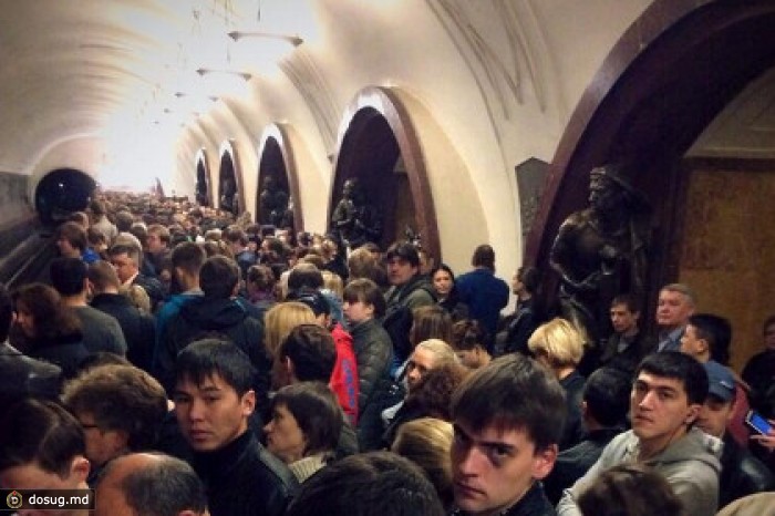 На двух линиях московского метро произошел сбой