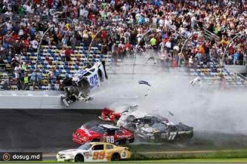 На финише гонки NASCAR в Дайтоне столкнулись 10 автомобилей