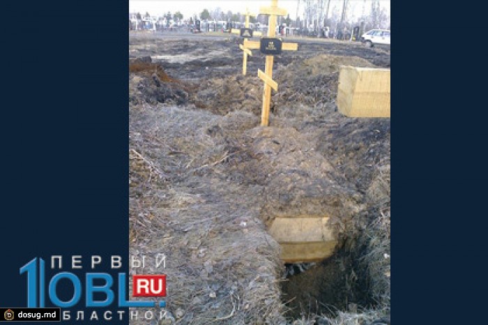 На кладбище бездомных под Челябинском из-под земли показались гробы