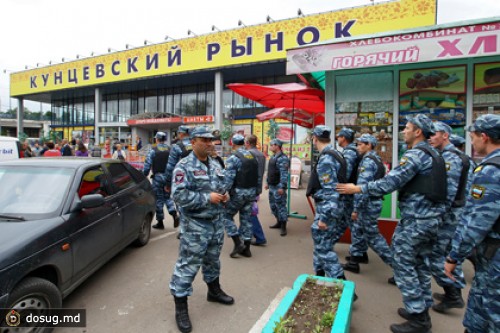 На московских рынках за два дня задержали тысячу человек