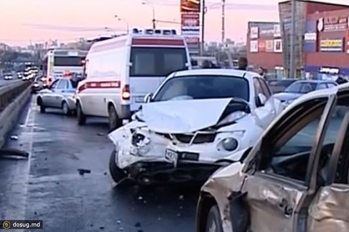 На севере Москвы столкнулись около 30 автомобилей