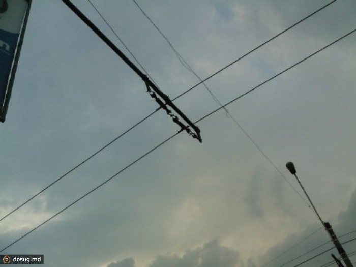 На столичном бульваре Негруцци упала опора линий электропередач