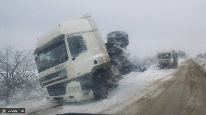 На трассе Чимишлия-Джурджулешты перевернулся прицеп фуры