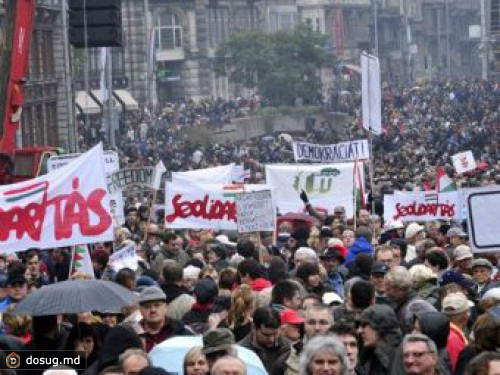 На улицы Будапешта вышли десятки тысяч противников правительства