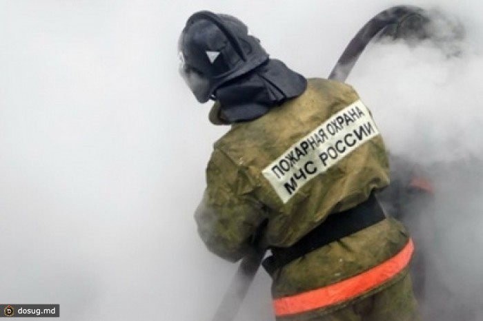 На западе Москвы загорелся склад