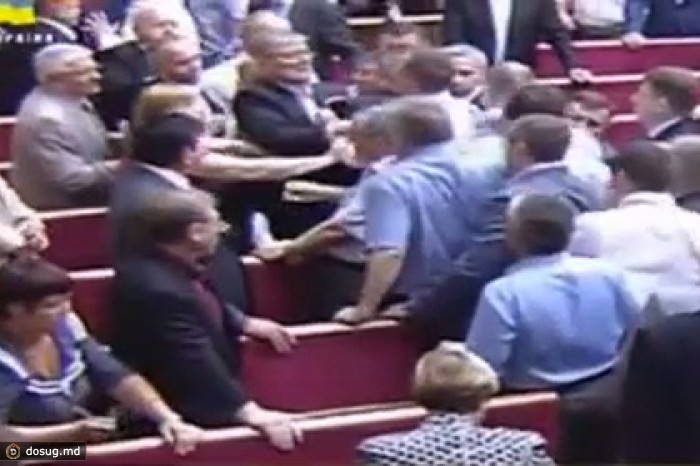 Националисты попытались вывести лидера коммунистов из Рады