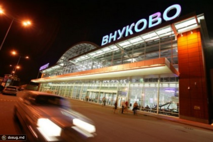 Небольшой самолет сел во «Внуково» без шасси