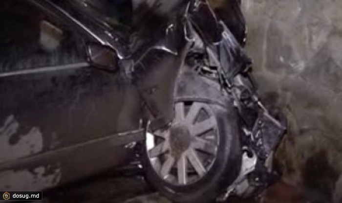 Ночью автомобиль въехал в почтовое отделение в жилом доме