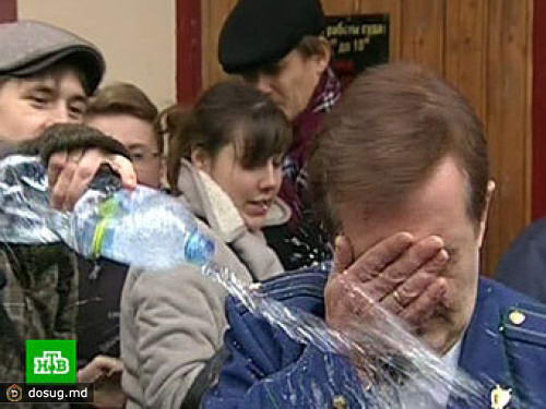 Облившему прокурора оппозиционеру предъявлено обвинение