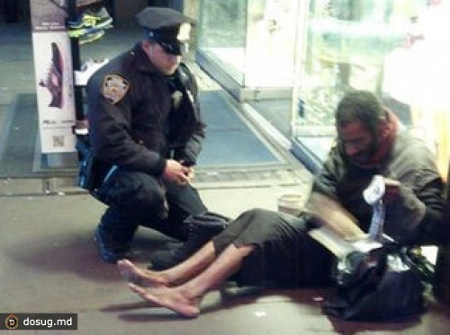 Обутый полицейским бомж снова стал босым